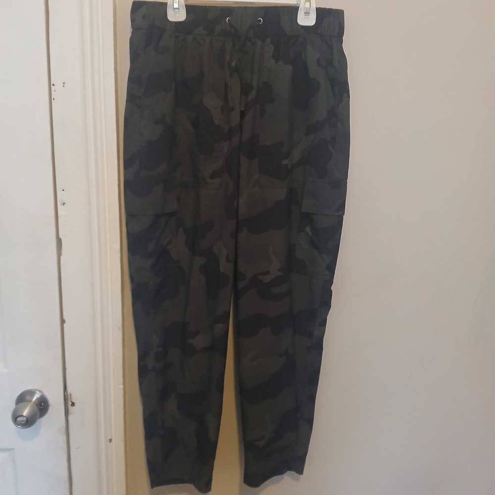 Old Navy Women's Camo Track Pants in Olive Green